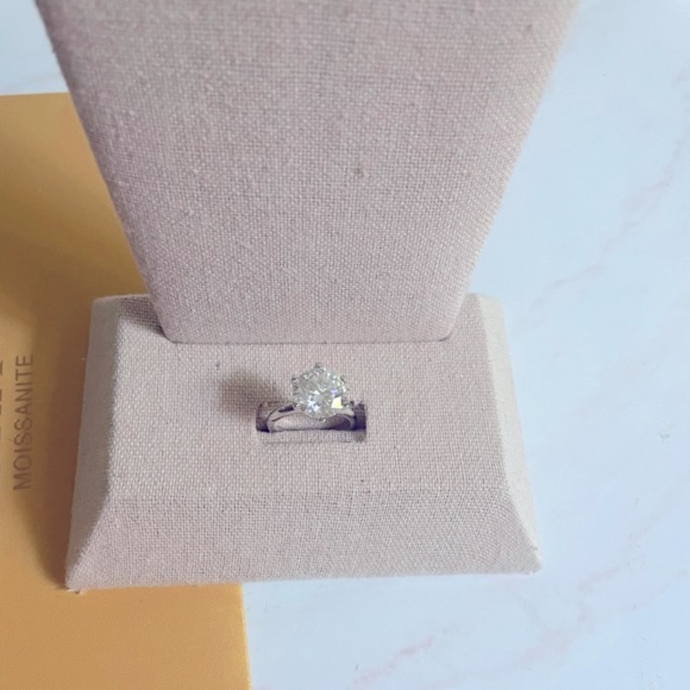 5 CT Moissanite Ring - Picture 3 of 7